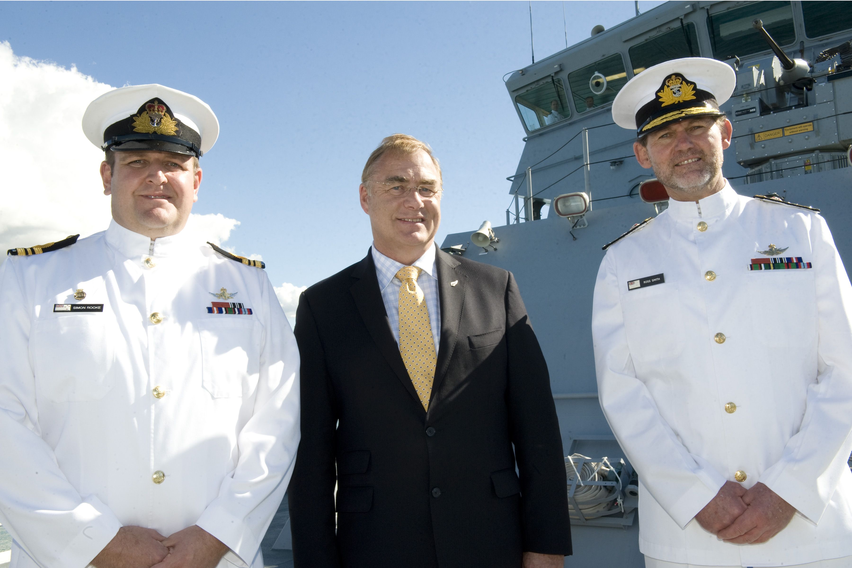 Defence Minister Wayne Mapp with HMNZS Otago Commanding Officer ...